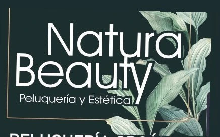 Logo de Natura Beauty, Peluquería y Estética: letras blancas con hojas verde salvia sobre fondo verde oscuro