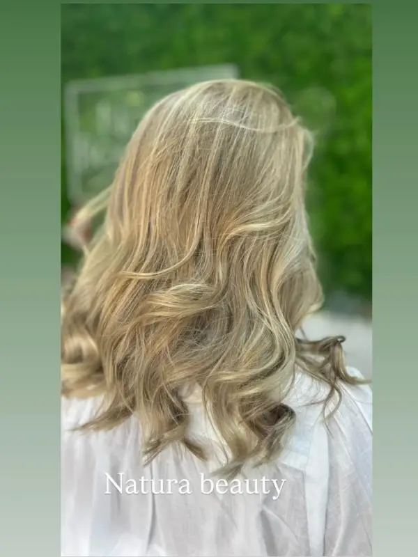 Melena rubia con ondas, vista de espaldas