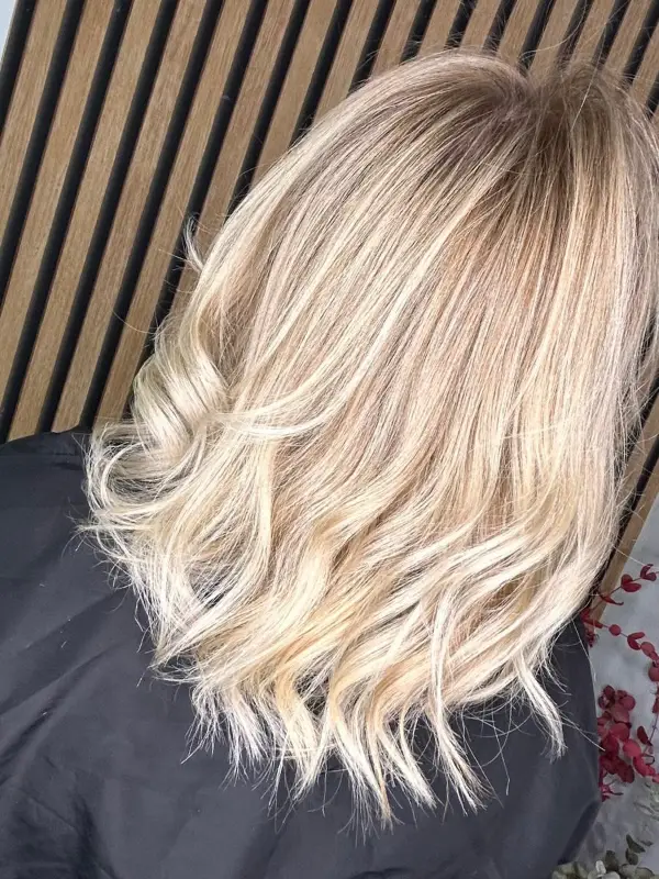 Melena rubia muy clara a media altura, vista de espaldas